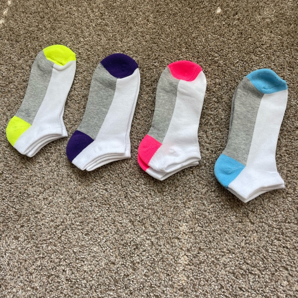 4 pairs of socks